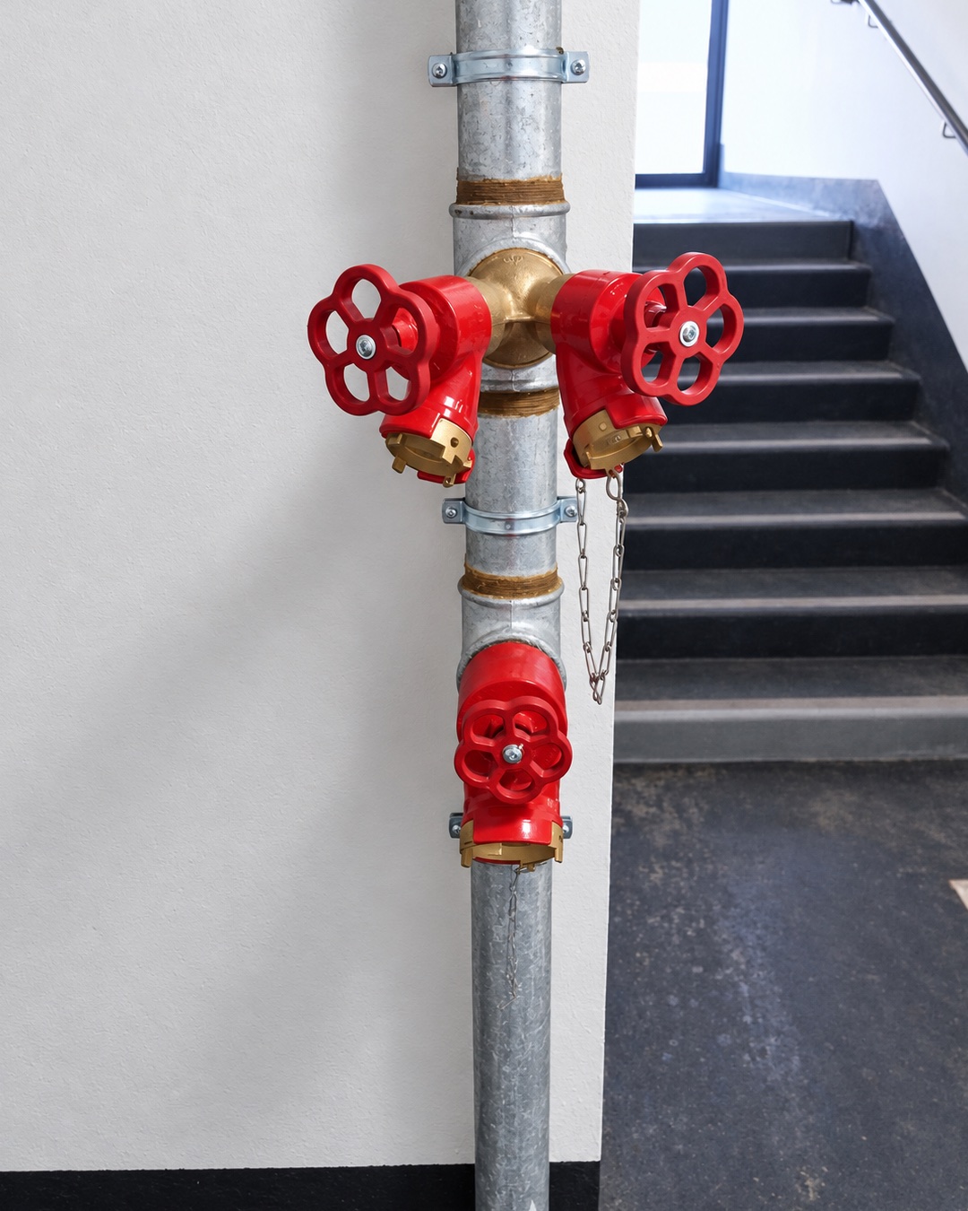 Raccords d’un réseau incendie fixe installés dans un bâtiment