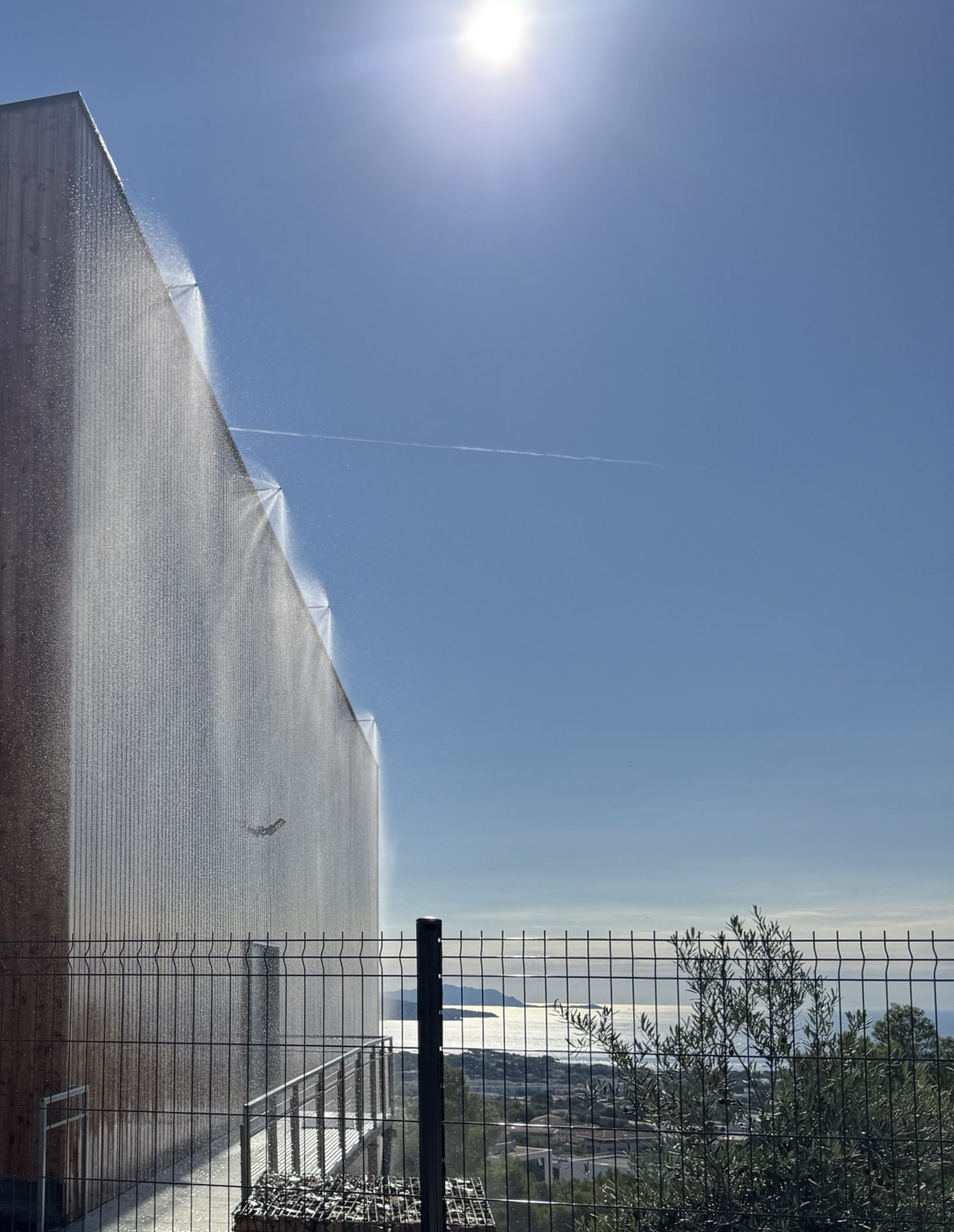 Rideau d’eau créé par une installation DOMDEAU sur la façade d’un bâtiment