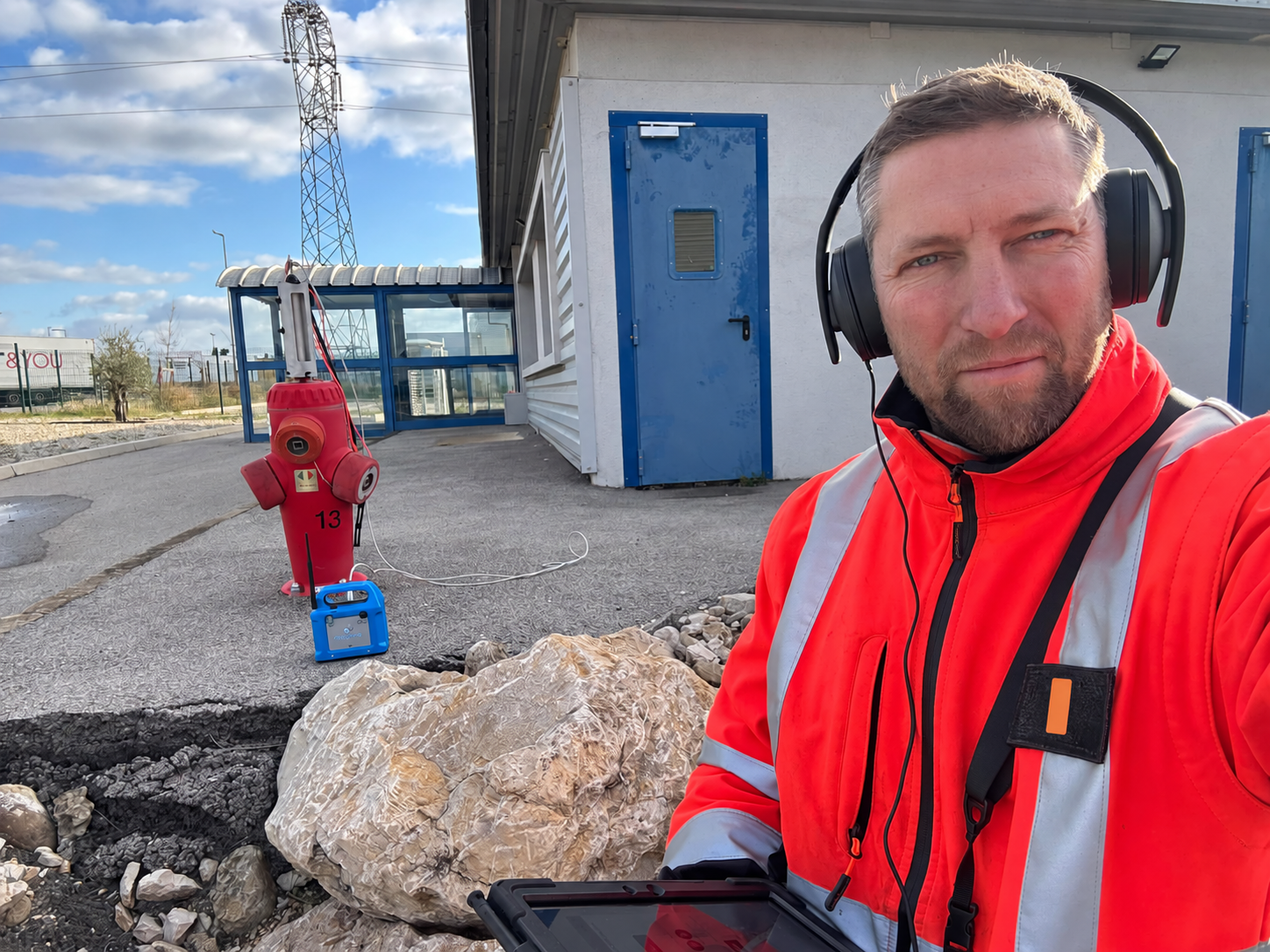 Technicien INCENDIZ réalisant le repérage acoustique d’une canalisation incendie enterrée